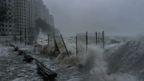 В Гонконг обрушился супертайфун «Рагаса»: закрыты метро, отменены авиарейсы
