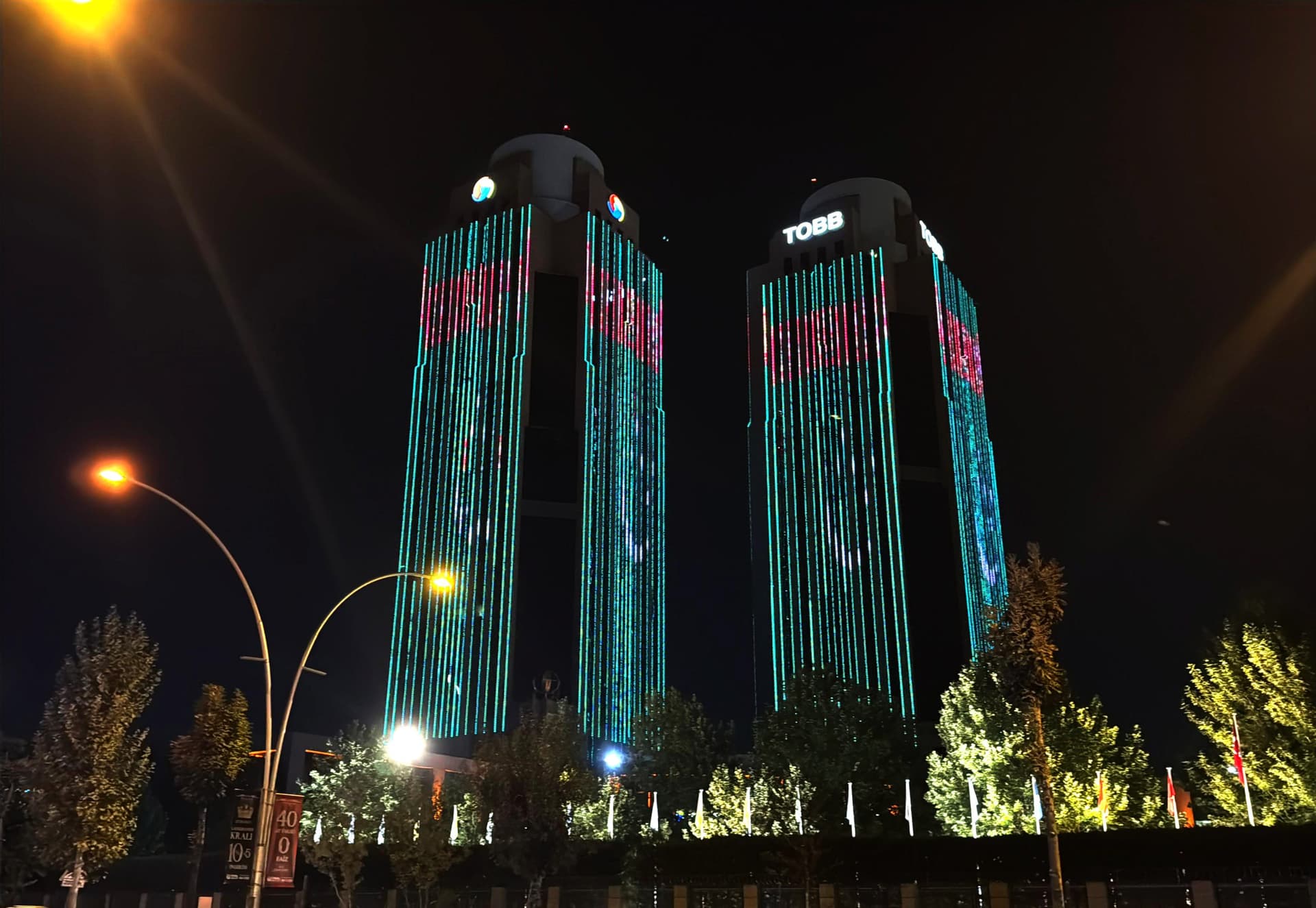 Ankaranyň iň beýik binalaryny ýaşyl Tugumyzyň reñki bezedi