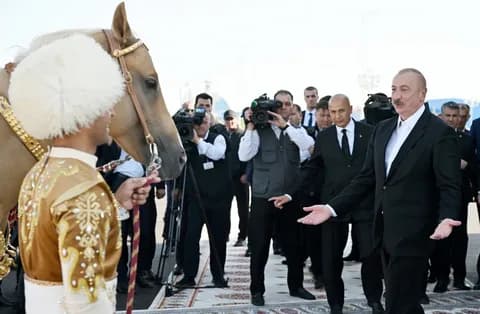 Berdimuhammedov Aliyevga akhaltekin otini, Mirziyoyevga esa tuya va tuya chaqasini sovg‘a qildi