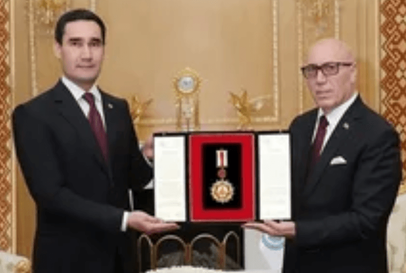 Döwlet Baştutanymyza «Türkmenistanyň at gazanan arhitektory» diýen hormatly at dakyldy