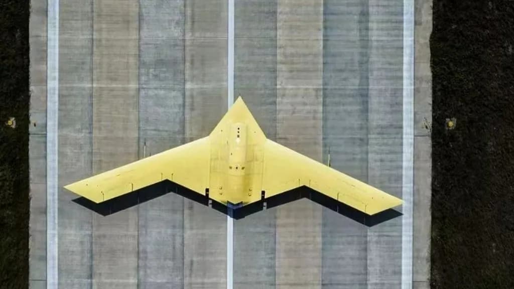 New Large “Flying Wing” Drone Spotted in China — Новый большой китайский беспилотник, построенный по аэродинамической схеме «летающее крыло», замеченный на площадке ежегодного авиасалона в Чанчуне / © Weibo
