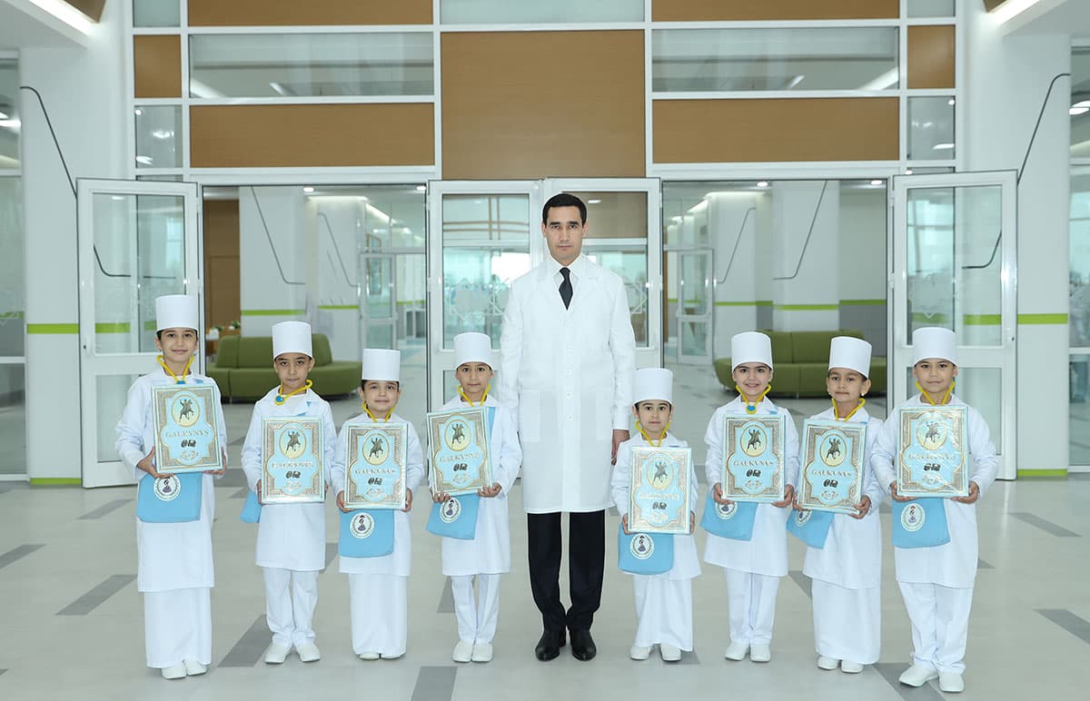 Yangi kasalxonalar: Prezident loyihalarni va Tibbiyot xodimlari kuniga tayyorgarlikni muhokama qildi