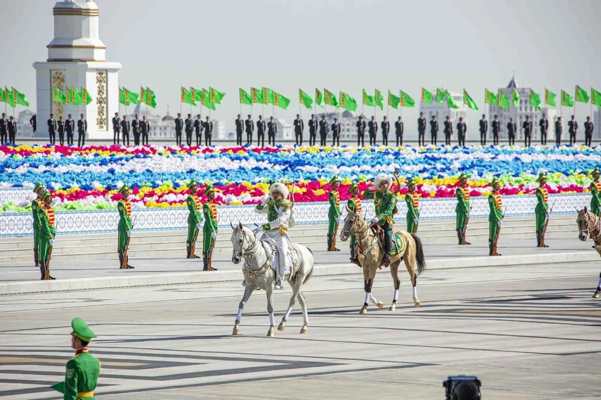 Türkmenistanyň Prezidenti türkmen halkyny Garaşsyzlyk güni bilen gutlady