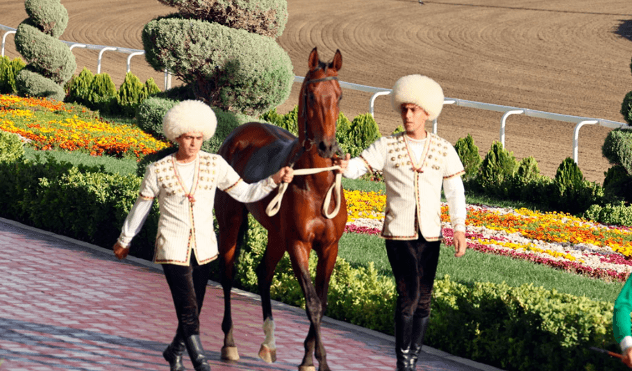 Türkmenistanyň Prezidenti Aşgabat atçylyk sport toplumyndaky baýramçylyk dabaralaryna gatnaşdy