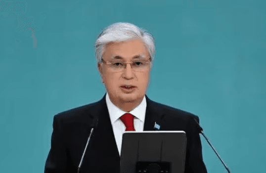 Tokaýew Respublikanyň bir palataly parlamentini Gurultaý diýip atlandyrmagy teklip etdi