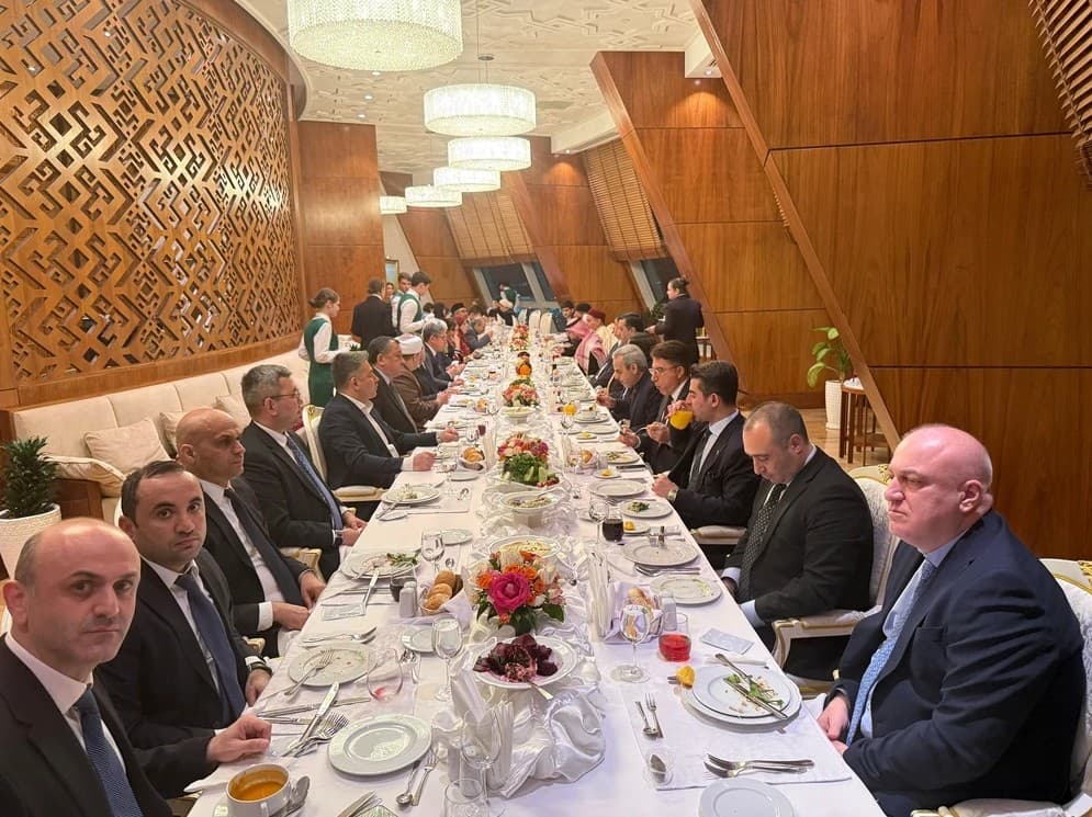 Azerbaycan'ın Türkmenistan Büyükelçiliği iftar yemeği verdi