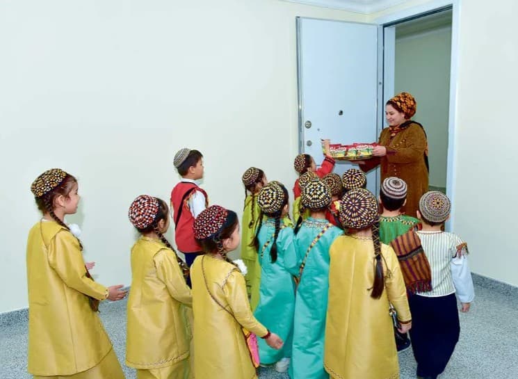 Kutsal Ramazan Ayı: Çocuklar Müjdeyi Kapı Kapı Gezerek Veriyor