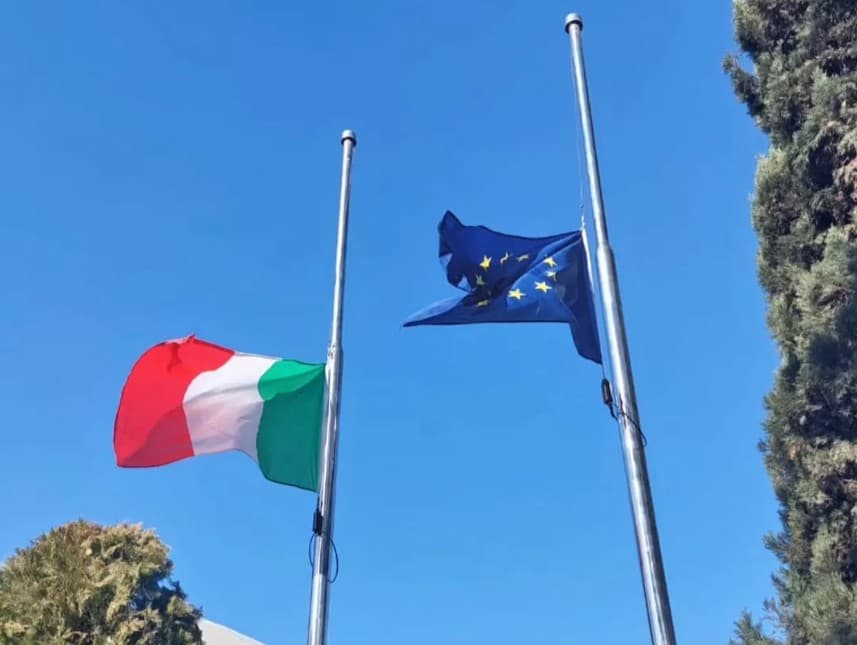 Italiýanyň Türkmenistandaky ilçihanasy Hatyra gününde baýdaklaryny aşak düşürdi