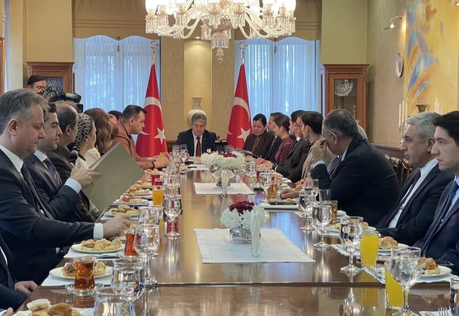 Türkmenistan bilen Türkiýäniň arasyndaky söwda dolanyşygy $2 milliarda ýetdi — Türkmenistandaky Türkiýe Respublikasynyň ilçisiniň rezidensiýasynda geçirilen metbugat maslahaty, 2026-njy ýylyň 28-nji ýanwary, Aşgabat