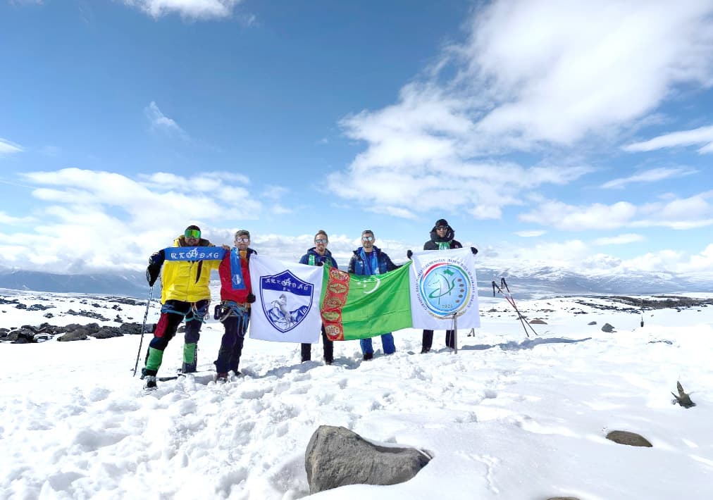 The State Flag of Turkmenistan and the emblem of "Arkadag" FC raised to the highest peak of Türkiye