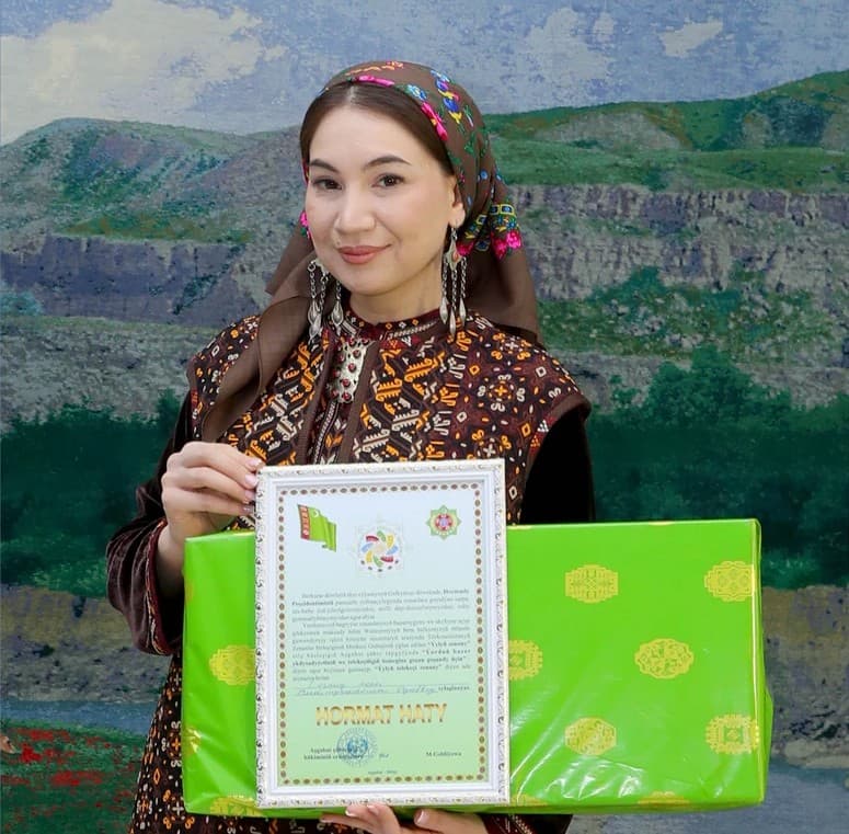 «Ýylyň zenany»: Ogulbeg Berdimyradowa — Aşgabat boýunça «Ýylyň telekeçi zenany» diýen adyň hem-de birinji ornuň eýesi