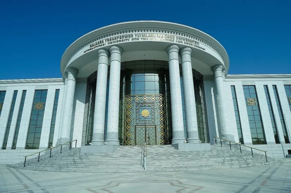 The Chinese Embassy Donated 190 Textbooks to a Turkmen University