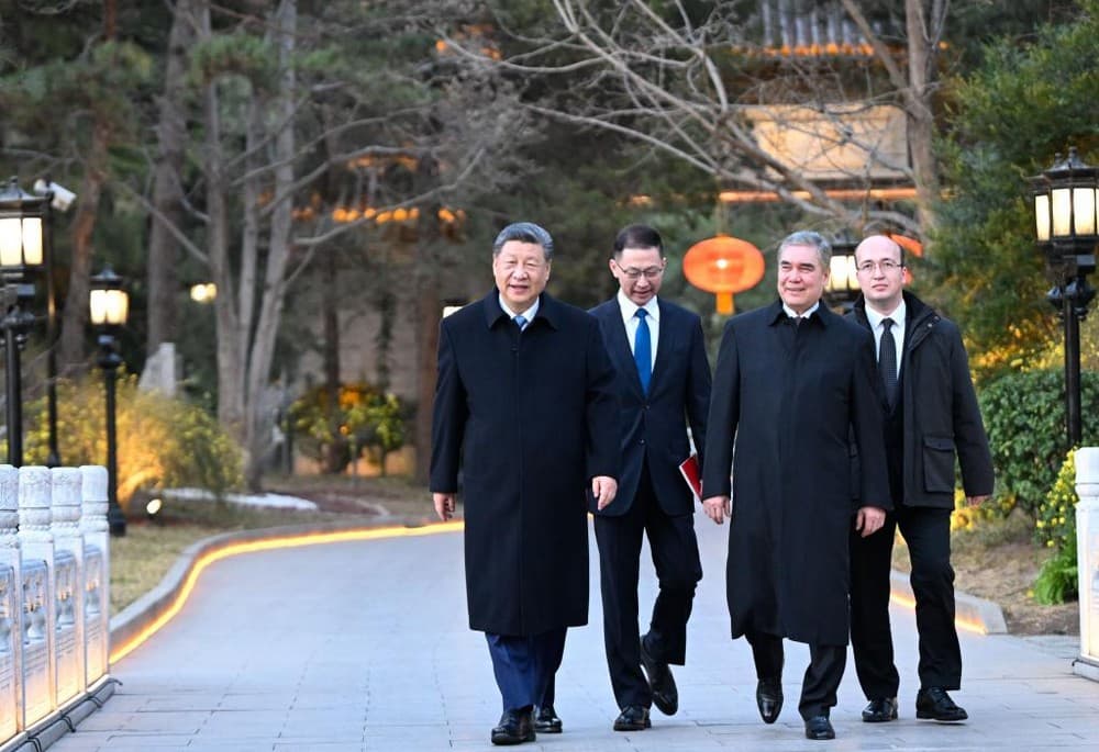 Gurbanguly Berdimuhamedow Si Szinpine Türkmenistana gelmek baradaky çakylygy gowşurdy — Türkmenistanyň Halk Maslahatynyň Başlygy Gurbanguly Berdimuhamedow bilen Hytaý Halk Respublikasynyň Başlygy Si Szinpiniň arasynda geçirilen duşuşyk, 2026-njy ýylyň 18-nji marty, Pekin, Hytaý (Surat: "Xinhua")