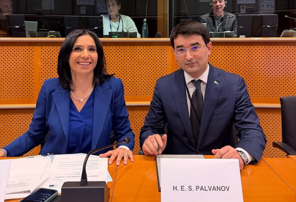 Türkmenistanyň Ilçisi Ýewropa Parlamentinde brifing geçirdi — Juzeppina Prinçi we Sapar Palwanow, 2026-njy ýylyň 2-nji marty, Brýussel, Belgiýa (Surat: Türkmenistanyň Belgiýadaky Ilçihanasy)