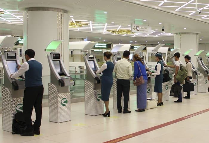 Türkmenistan we ÝHHG migrasiýa ulgamyndaky gatnaşyklaryň geljegini maslahatlaşdylar — Raýatlar Aşgabat Halkara howa menzilinde migrasiýa gullugynyň barlagyndan geçýärler.