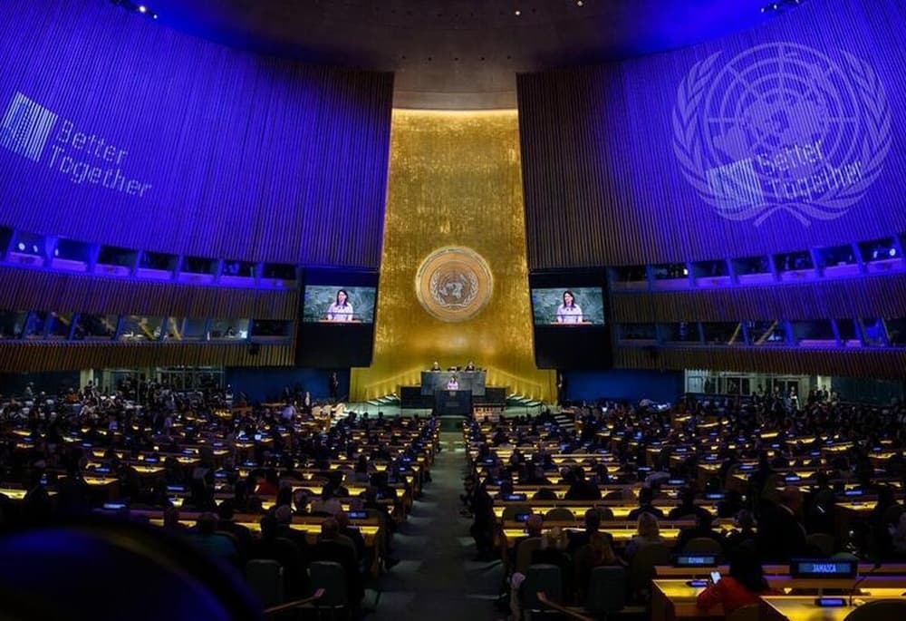 BM, Türkmenistan’da düzenlenen uluslararası etkinliklerin nihai belgelerini yayımladı — BM Genel Kurulu’nun 80. oturum başkanı Annalena Baerbock, Birleşmiş Milletler’in kuruluşunun 80. yılına adanmış genel kurul toplantısında, 22 Eylül 2025, New York, ABD (Fotoğraf: BM)