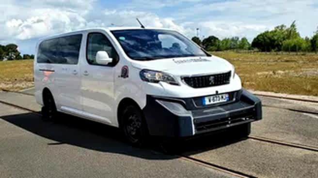 Удивительный проект Франции: «Ферромобиль», передвигающийся и по дорогам, и по рельсам