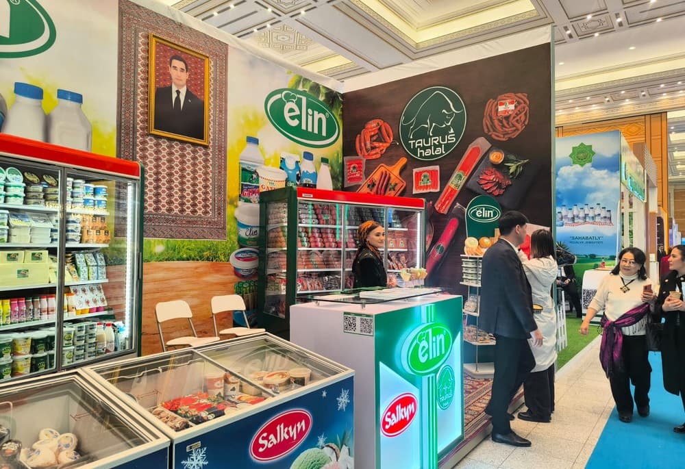 “Elin” kompaniýasy ýakynda şokoladly çig gaýmagyň önümçiligini ýola goýdy — “Elin” hususy kärhanasy TSTB-niň 18 ýyllygyna bagyşlanyp Aşgabatda geçirilen sergide, 2026-njy ýylyň 17-nji marty, Türkmenistan (Surat: BT)
