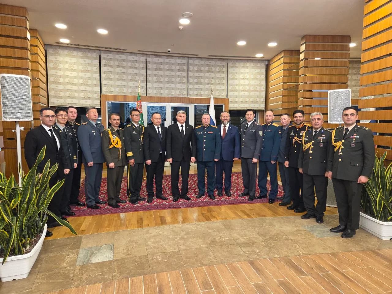 Aşgabatda rus diplomatlary Watan goragçylarynyň gününi bellediler