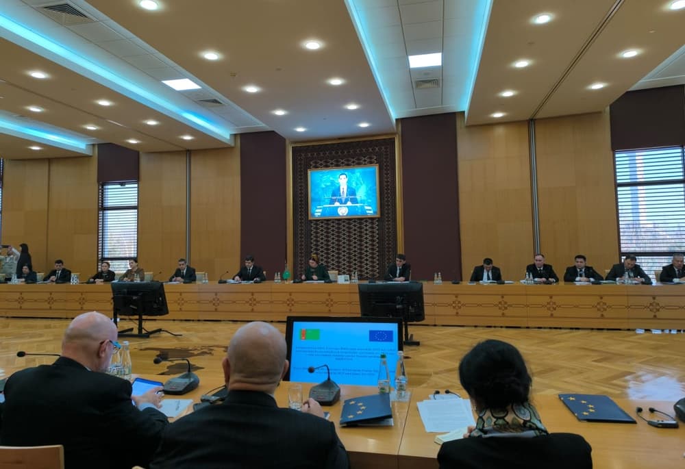 ÝB bilen Türkmenistan 2026-njy ýyldaky hyzmatdaşlygyň ileri tutulýan ugurlaryny kesgitledi — ÝB bilen Türkmenistanyň arasyndaky hyzmatdaşlygyň netijeleri, şeýle hem 2026-njy ýyl üçin özara gatnaşyklaryň meýilnamalary boýunça metbugat ýygnagy, 2026-njy ýylyň 17-nji fewraly, Aşgabat, Türkmenistan