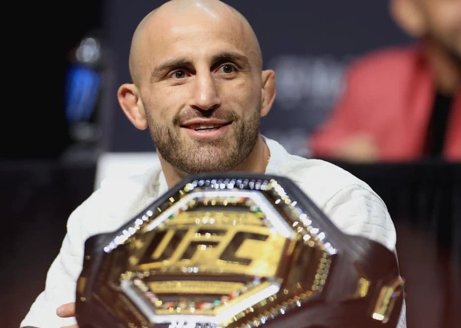 «UFC 325»: Wolkanowski ýarym ýeňil agramda braziliýaly Lopesi ýeňip, çempionlyk derejesini gorady