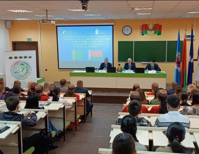 Türkmenistan’ın Belarus Büyükelçisi Sakharov Enstitüsü öğrencileriyle bir araya geldi