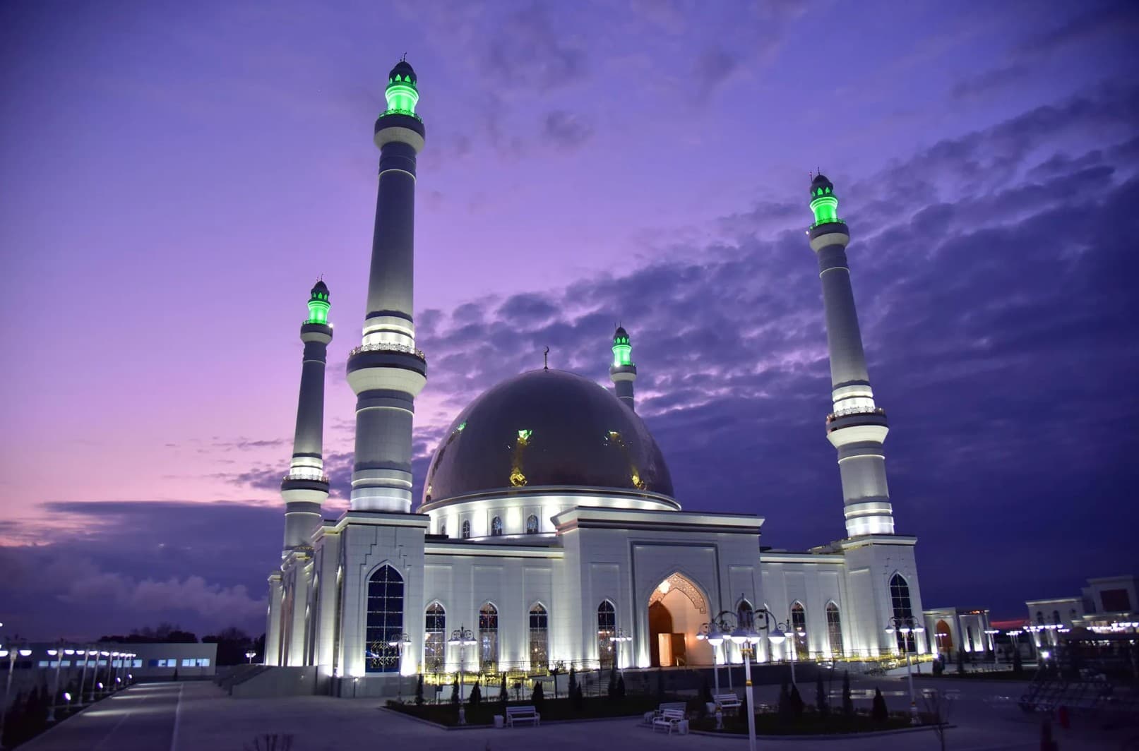 Türkmenistan'da Ramazan ayı başladı: Müslümanlar ilk teravih namazını kıldı