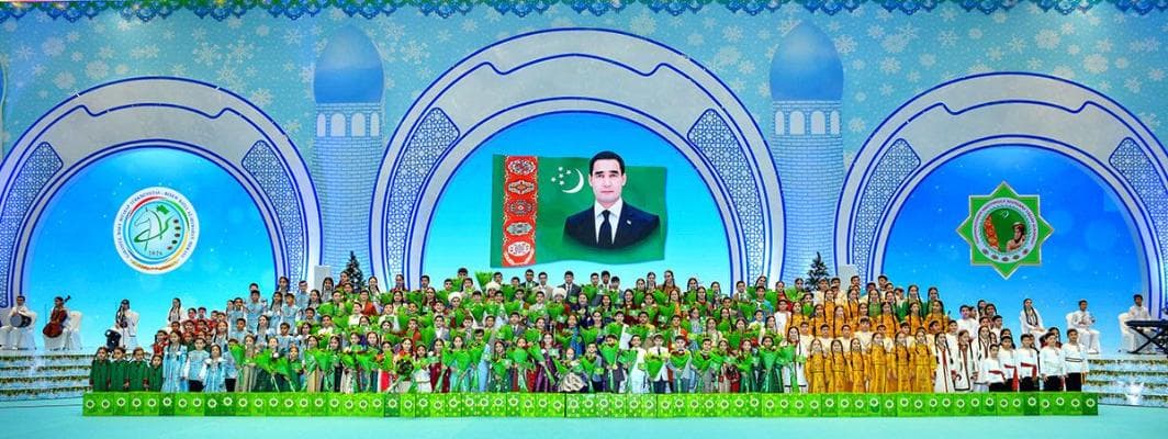 Aşgabatda Gulbaba adyndaky çagalar baýragynyň ýeňijilerine sylaglar gowşuryldy