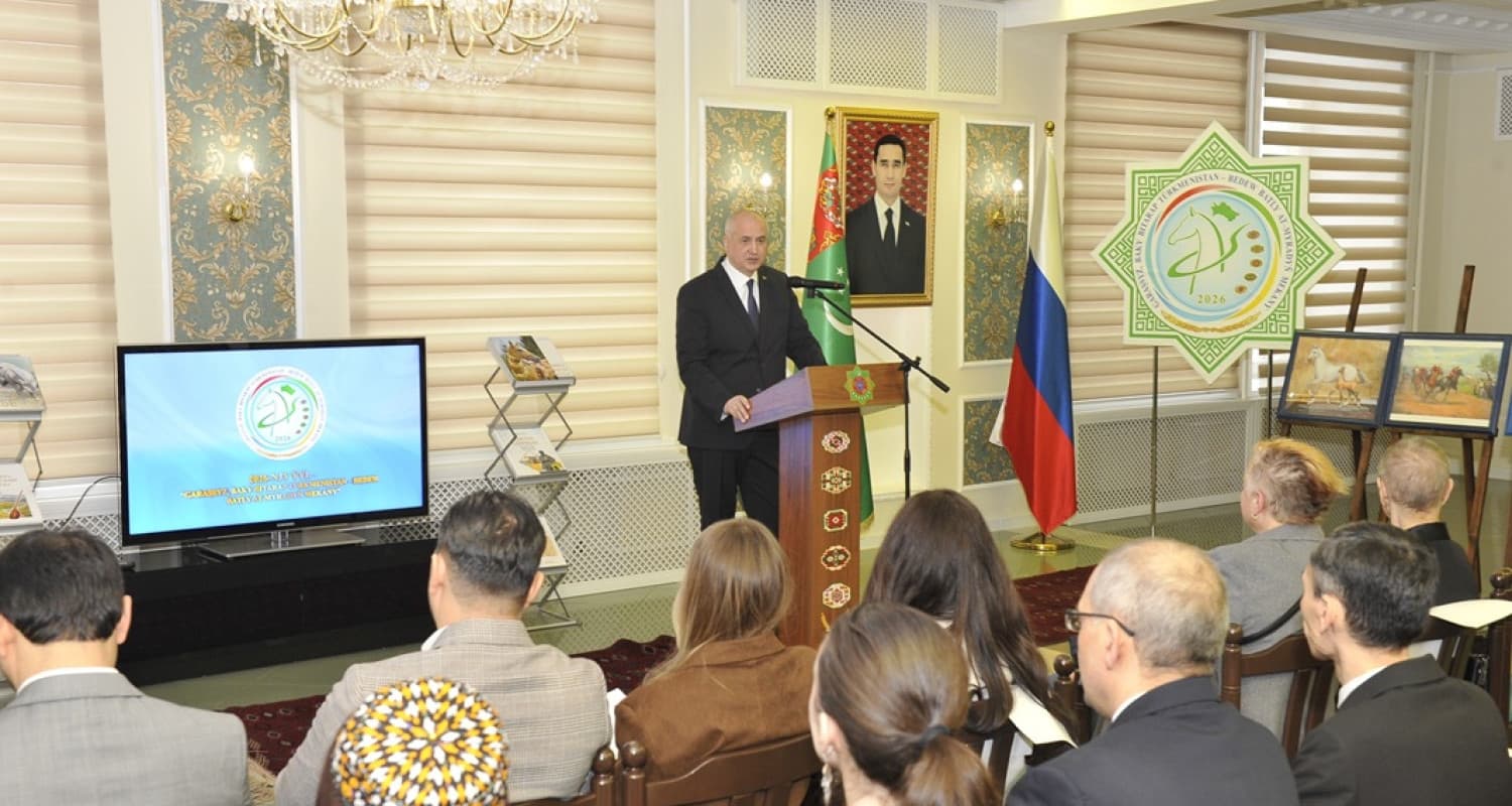 Türkmenistanyň Moskwadaky Ilçihanasynda geçirilen duşuşyk diplomatiýa bilen ýylyň nyşany bolan ahalteke bedewini birleşdirdi — Surat çeşmesi: russia.tmembassy.gov.tm