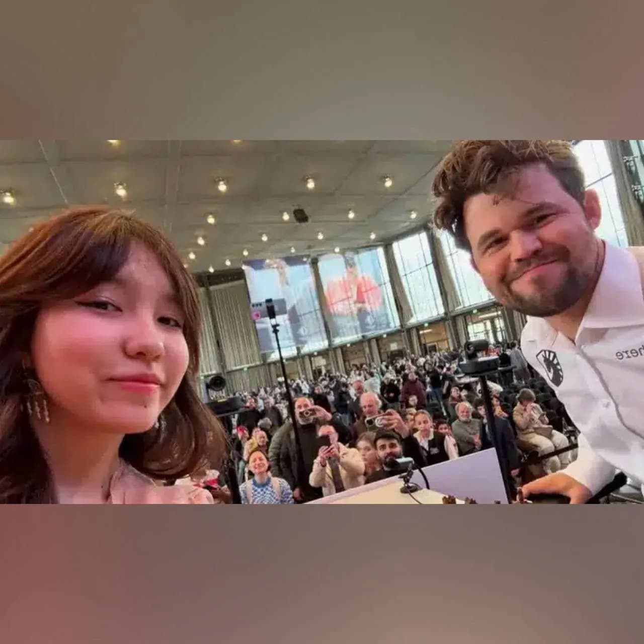 Magnus Karlsen Gazagystanly küştçi barada şikaýat etdi: Grenke Chess ýaryşyndaky "Smartfon" wakasy