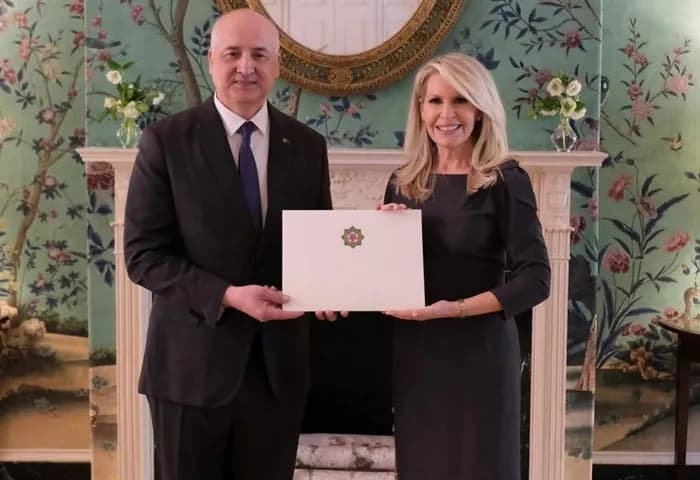 Diplomatik gatnaşyklaryň täze tapgyry: Ynanç hatynyň nusgasy gowşuryldy — Türkmenistanyň ABŞ-daky ilçisi Esen Aýdogdyýew Monika Kraula ynanç hatyny gowşurýar, 2026-njy ýylyň 9-njy apreli, Waşington, ABŞ (Surat: Türkmenistanyň ABŞ-daky ilçihanasy)