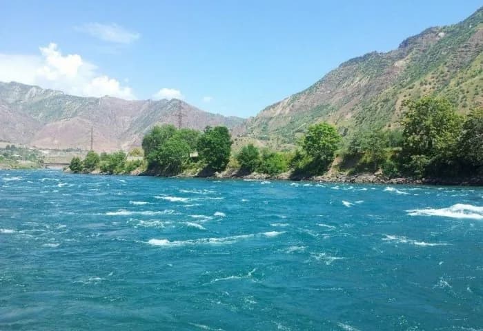 Amyderýa we Syrderýanyň geljegi üçin bäş döwlet birleşýär — Täjigistanda ýerleşýän Wahş derýasy Panj derýasy bilen birleşip, Amyderýany emele getirýär.