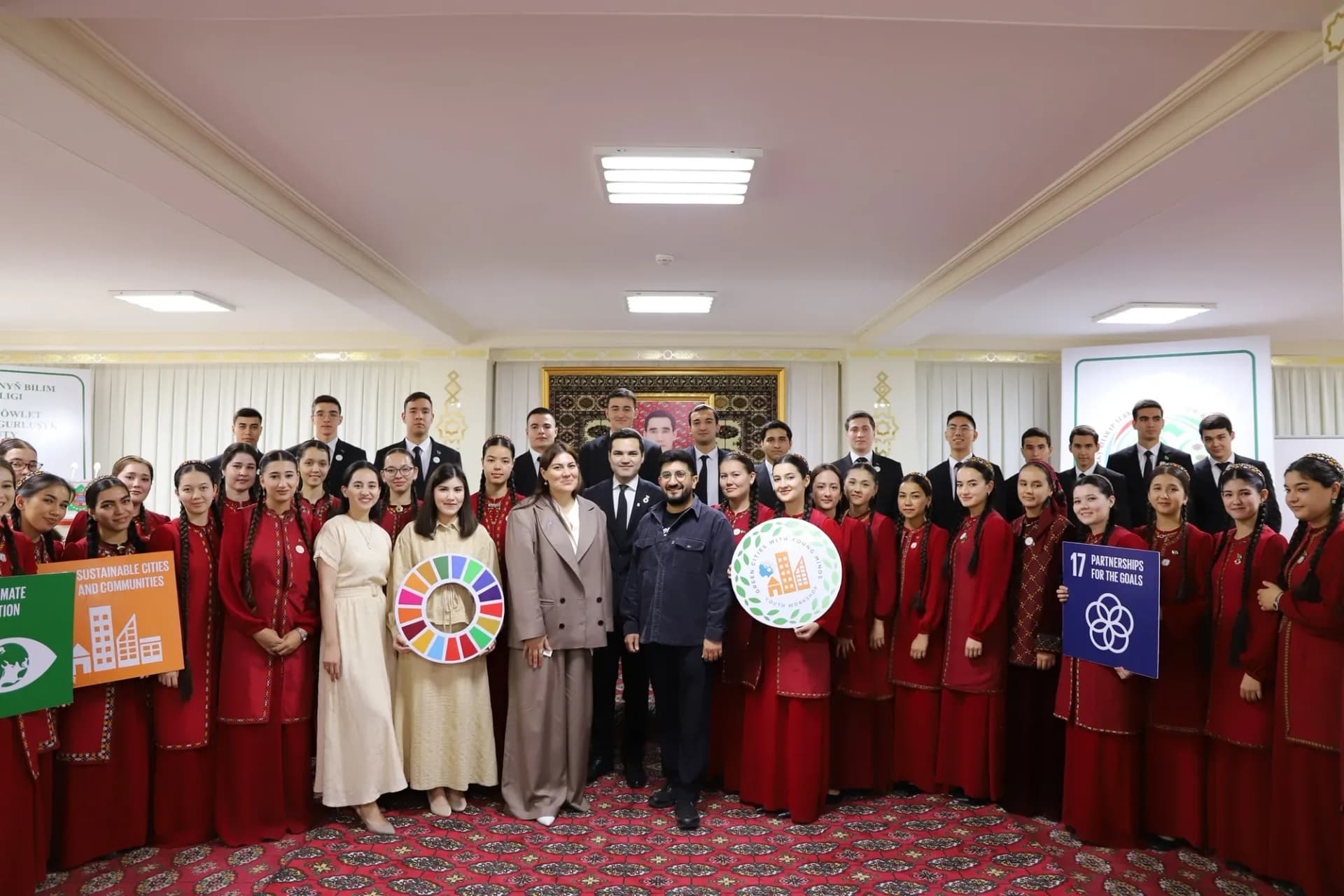 Gençlik ve Ekoloji: Aşkabat’ta "Gençlerin Gözüyle Yeşil Şehirler" Semineri Düzenlendi