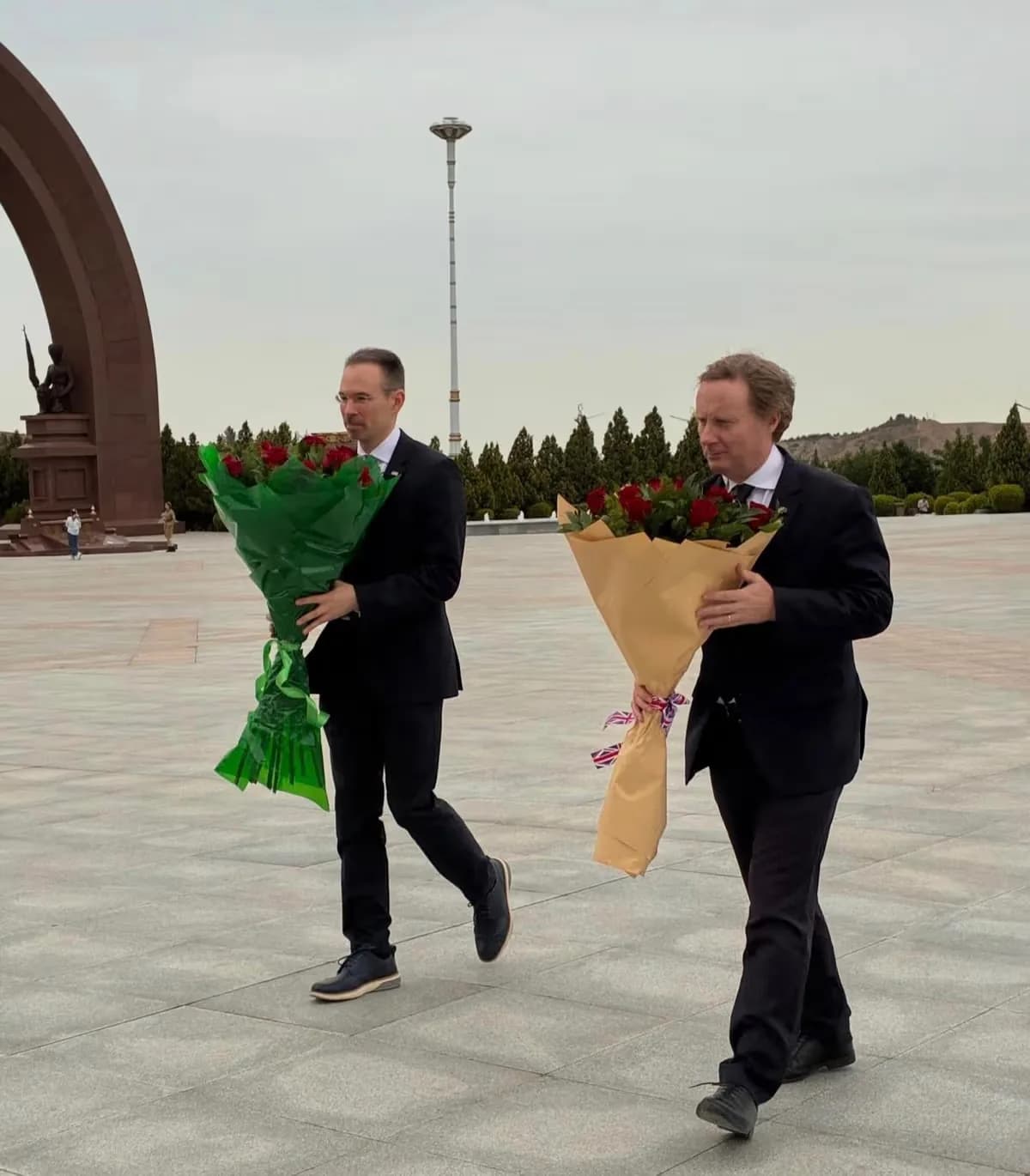 Дипломаты возложили цветы к мемориальному комплексу «Halk hakydasy»