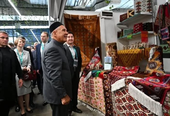 Türkmen önümleri Kazanda: Rustam Minnihanow ýurdumyzyň pawilýonyna baryp gördi
