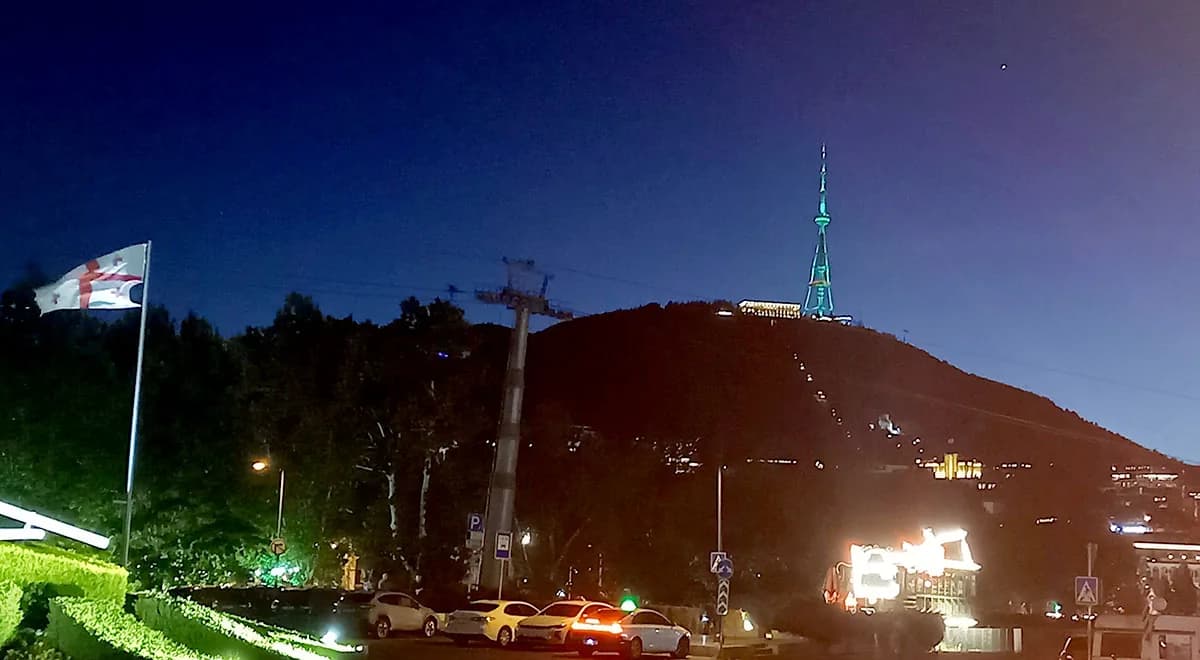 Anayasa ve Devlet Bayrağı Günü Tiflis'te de Kutlandı