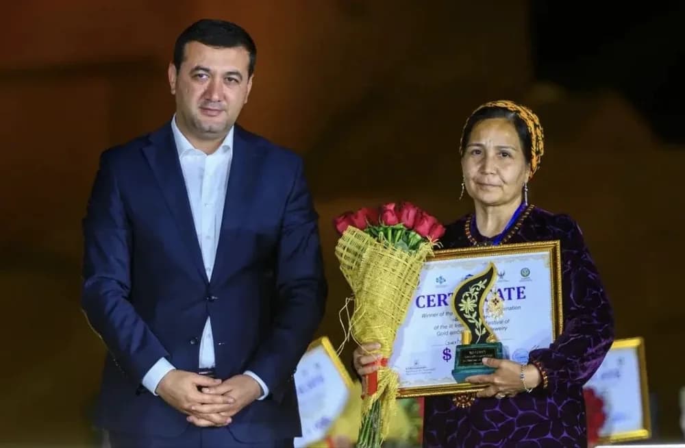 Türkmen takı tasarımcısının eserlerine Buhara'da yüksek övgü: Govher Nuryyeva uluslararası festival ödülüne layık görüldü