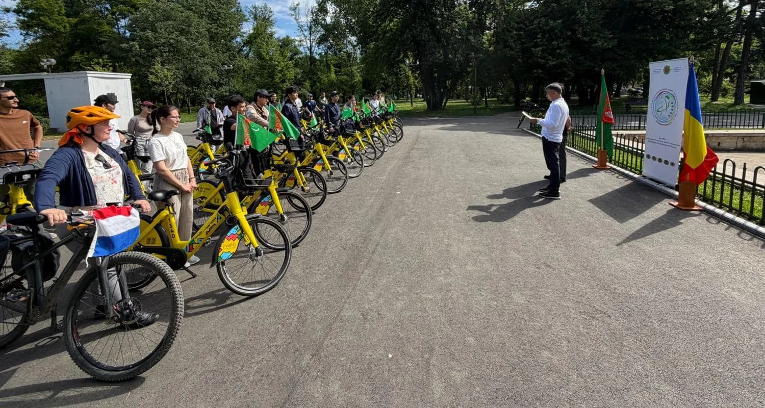 В Бухаресте состоялся массовый велопробег по случаю Всемирного дня велосипеда