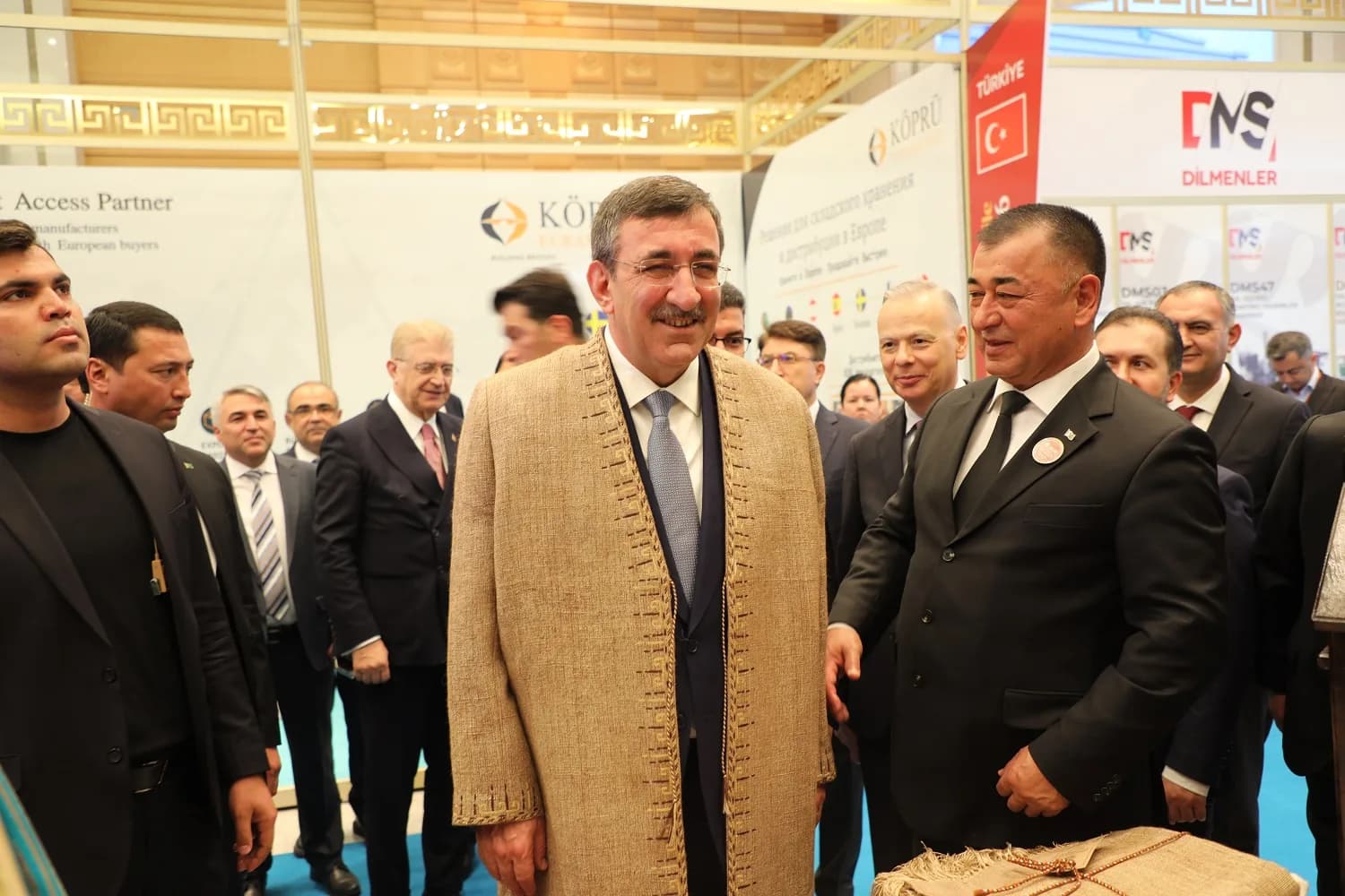 Türkiýäniň wise-prezidenti Jewdet Ýylmaz «Turkmentextile Expo-2026» halkara sergisine baryp gördi