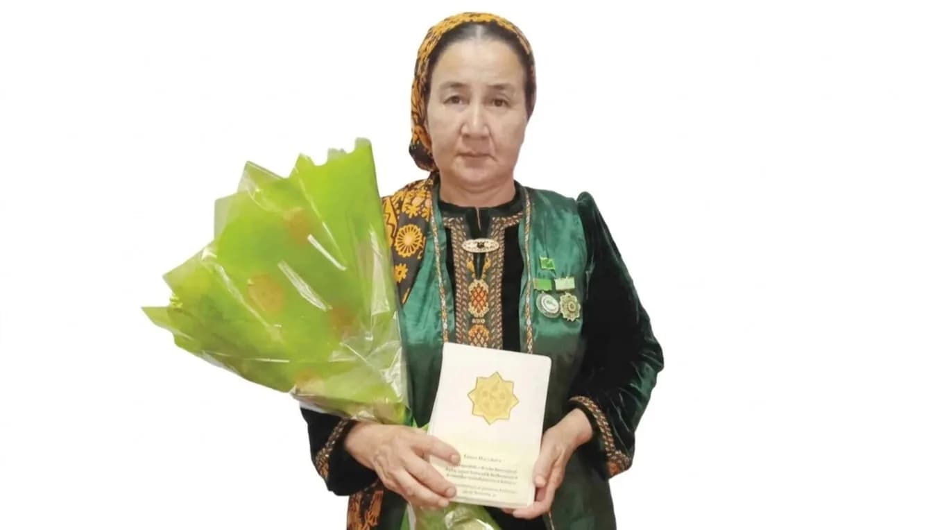 «Turkmanistonda xizmat ko‘rsatgan gilamchi»: Tavus Xayidovaning mehnat yo‘li va oilaviy an’anasi