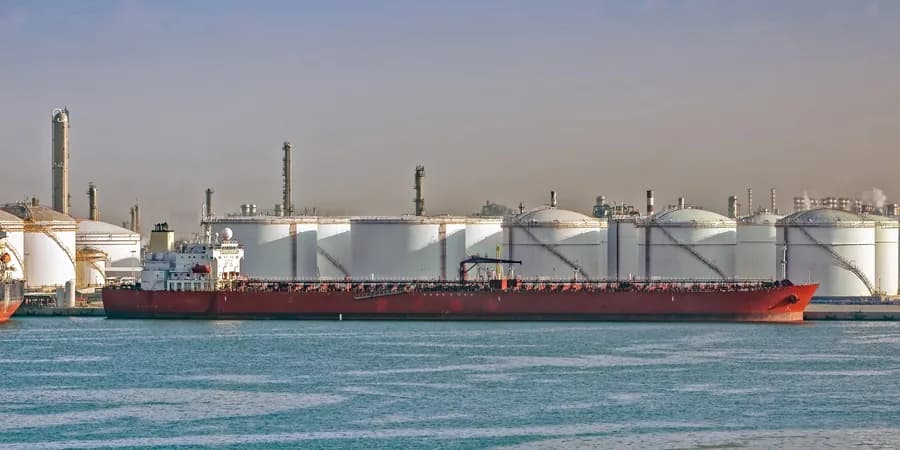 Япония наращивает импорт нафты для восстановления нефтехимической отрасли