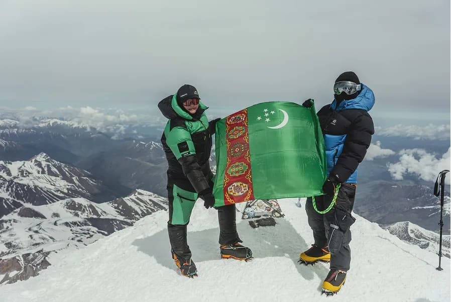 A new achievement in mountaineering: Turkmen citizen on the summit of Elbrus