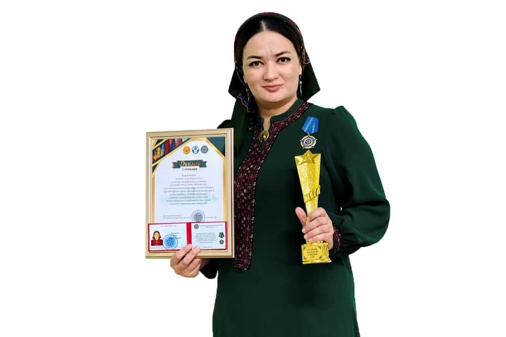 Türkmen öğretmen uluslararası düzeyde başarı kazandı: Sona Avisheva «BDT'nin en iyi genç bilim insanı» seçildi