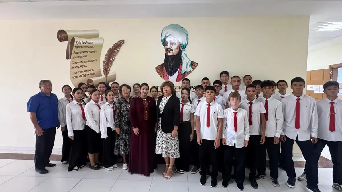 Turkmanistonning Rossiyadagi konsulligi Astraxan viloyatidagi Mahtumquli Fragi nomidagi maktabda ochiq dars o‘tkazdi