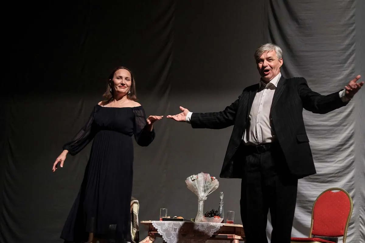 Aşgabat rus drama teatrynyň artistleri Balkan welaýatynda çykyş edýärler