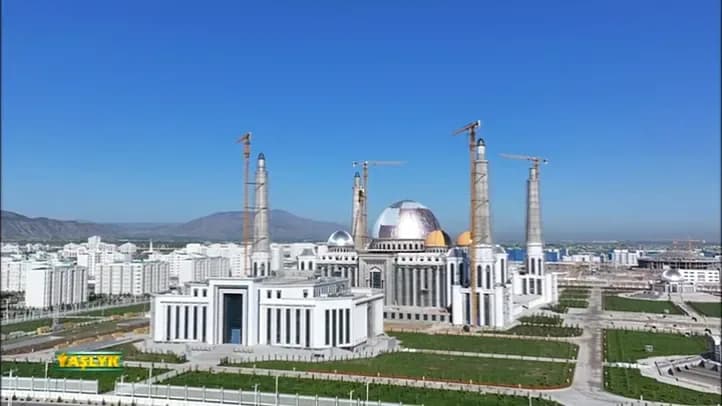 Arkadag şäherinde täze we uly metjidiň gurluşygy dowam edýär