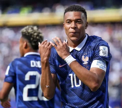 Kilian Mbappe jahon futboli tarixida misli ko‘rilmagan rekord o‘rnatdi va ikkinchi «Oltin butsa»ni qo‘lga kiritdi