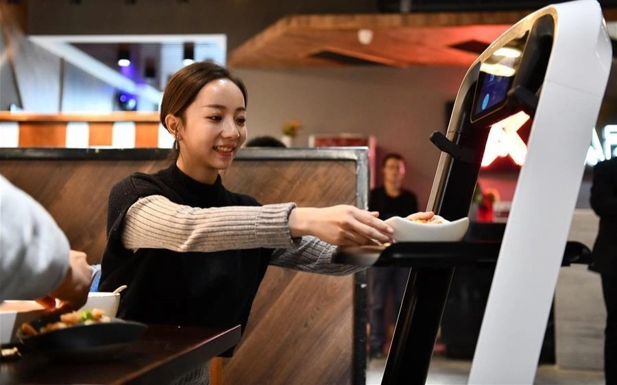 Hytaýda ilkinji emeli aň bilen dolandyrylýan restoran işläp başlady