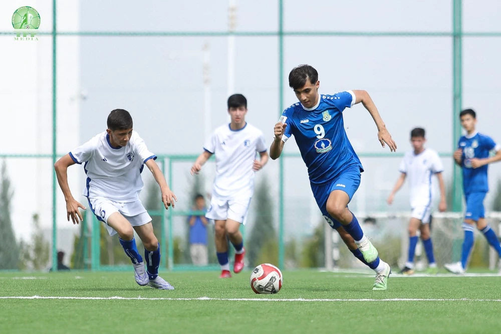 Türkmenistanda ýaşlar futboly ösdürilýär: 15 we 17 ýaşa çenli toparlaryň täze ýaryşlary başlandy