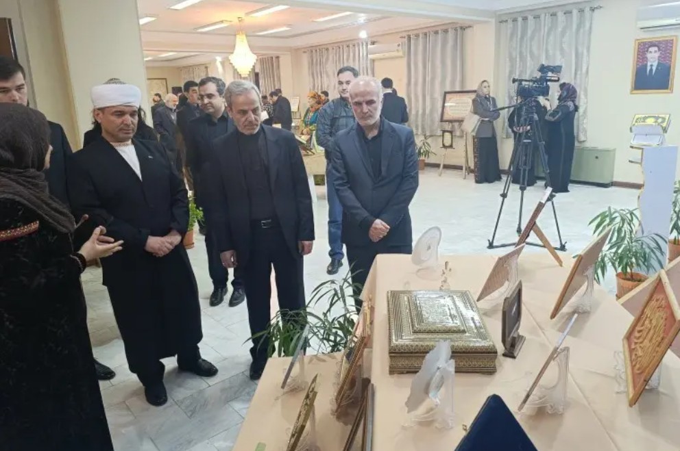 EYR-nyñ Aşgabatdaky ilçihanasynyñ Medeniýet merkezinde Gurhan sergisi we agzaçar sadakasy guraldy